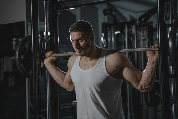 Comment les techniques de respiration contrôlée en Karaté Shotokan peuvent-elles améliorer la puissance des coups?