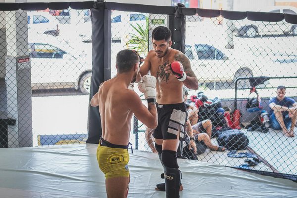 Quelle est la méthodologie d'entraînement en Krabi-Krabong pour le maniement efficace des armes traditionnelles thaïlandaises?